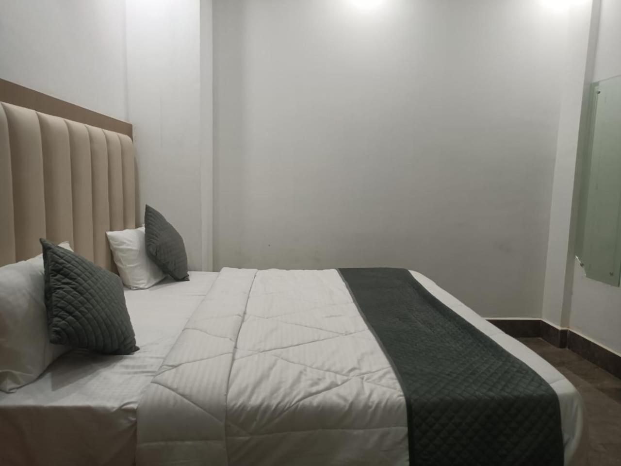 Hotel Whitehouse Ac Family Room Agra  Ngoại thất bức ảnh