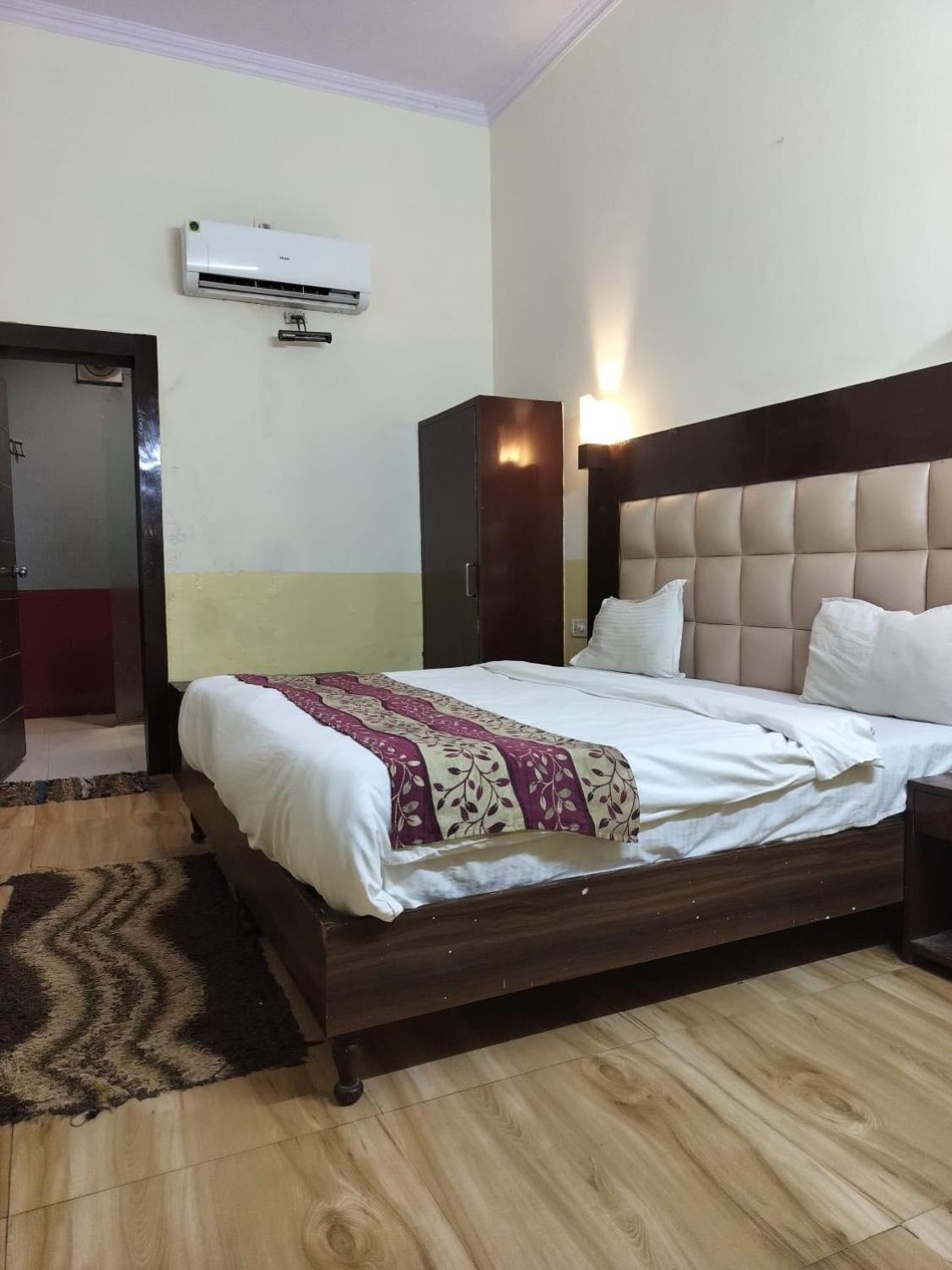 Hotel Whitehouse Ac Family Room Agra  Ngoại thất bức ảnh